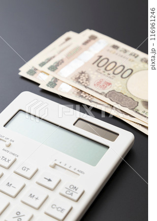 黒背景に電卓と一万円札 黒背景に電卓と一万円札 116961246