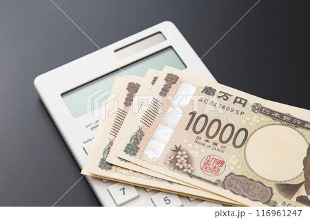 黒背景に電卓と一万円札 116961247
