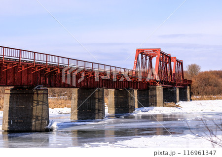 北海道むかわ町、廃線になった日高本線の鵡川橋梁と結氷した鵡川【12月】 116961347