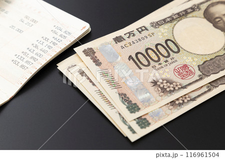 黒背景に通帳と一万円札 116961504