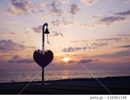 沖縄 さんさんビーチ 日の出（夕暮れ）とハートの鐘 116962196