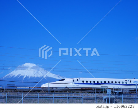 新幹線と富士山と冬の青空 116962225