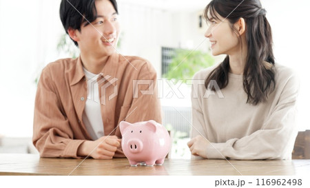 お金の話をするカップル 116962498