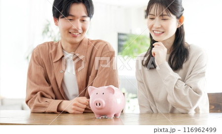 お金の話をするカップル 116962499