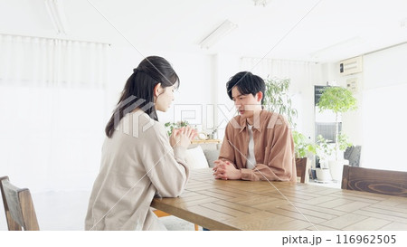 リビングで深刻な話をするカップル 116962505