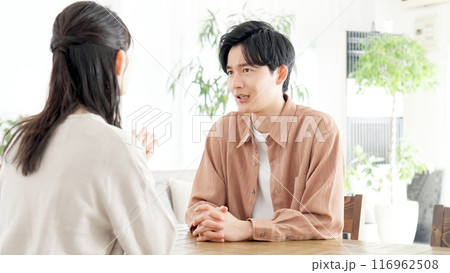 リビングで深刻な話をするカップル リビングで深刻な話をするカップル 116962508