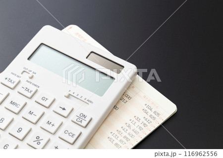 電卓と預金通帳 116962556