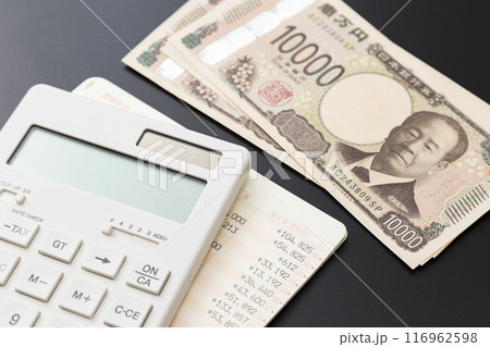 黒背景に電卓と預金通帳と一万円 116962598