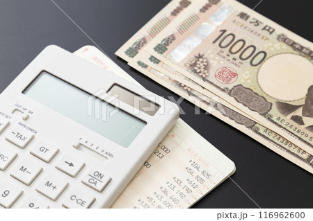黒背景に電卓と預金通帳と一万円 116962600