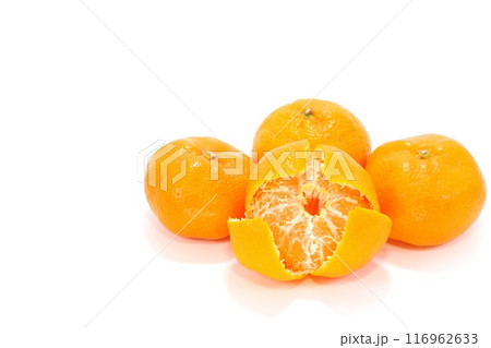 青島みかん　三ヶ日みかん　静岡県産　明るい背景　剥いたところ　白い筋 116962633