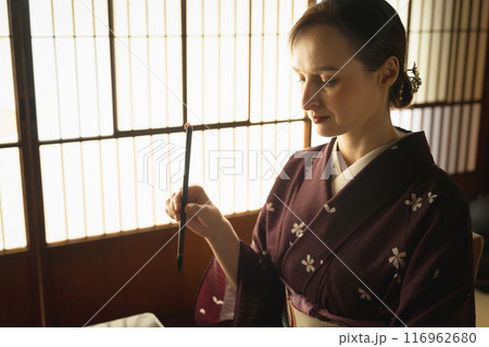 書道をする外国人女性 書道をする外国人女性 116962680
