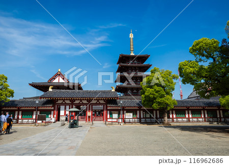 四天王寺の西重門前から見る五重の塔、5月17日、日本 116962686