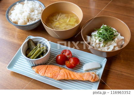 美味しそうな和風朝食 116963352