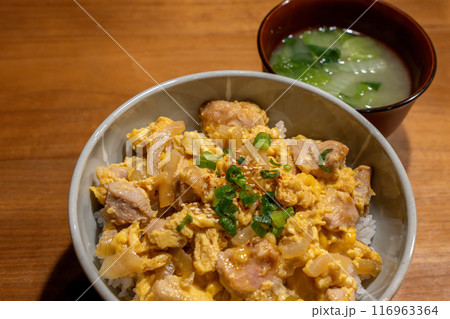 心温まる親子丼と味噌汁 心温まる親子丼と味噌汁 116963364