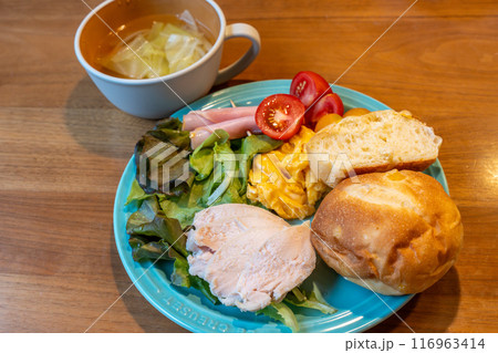 サラダチキンのある朝食 116963414