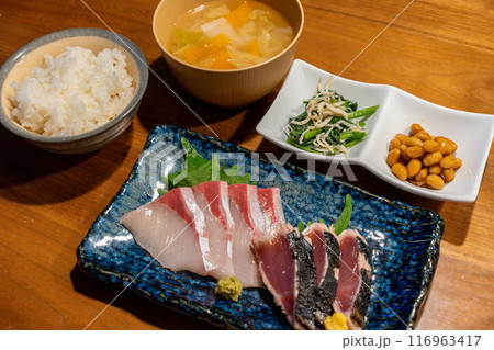 ぶりとカツオの刺身定食 116963417