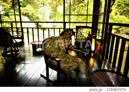 レトロな日本家屋と椅子、夏の庭園 レトロな日本家屋と椅子、夏の庭園 116963574