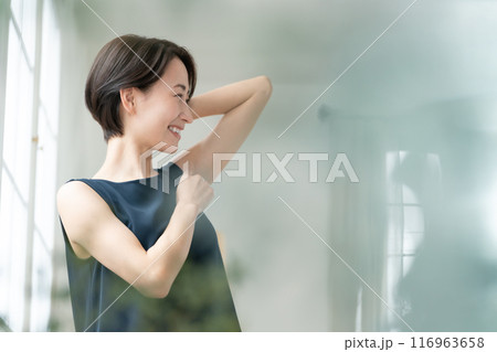 脇の下を見る女性 脱毛 脇の下を見る女性 脱毛 116963658