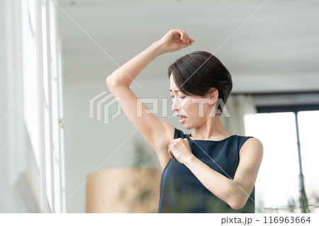 脇の下を見る女性　脱毛 116963664