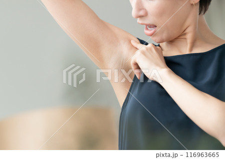 脇の下を見る女性　脱毛 116963665