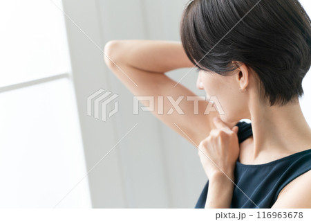 脇の下を見る女性　脱毛 116963678
