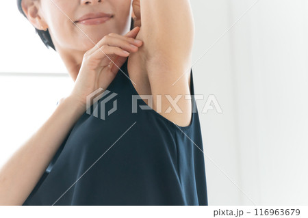 脇の下を見る女性　脱毛 116963679