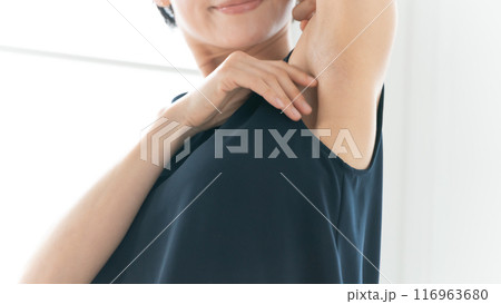 脇の下を見る女性　脱毛 116963680