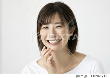 カメラ目線で笑顔のアラサーの女性 116963716