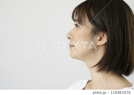 30代前半の女性　横顔 116963876