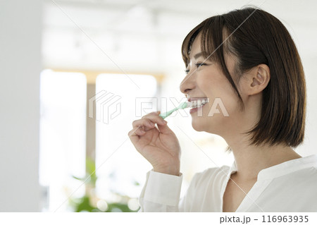 歯磨きをするアラサーの女性 横顔 歯磨きをするアラサーの女性 横顔 116963935