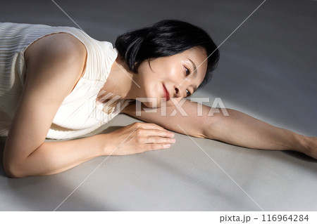 西日の中のミドル女性 ビューティーイメージ 西日の中のミドル女性 ビューティーイメージ 116964284