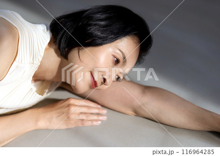 西日の中のミドル女性　　ビューティーイメージ 116964285