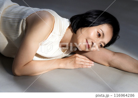 西日の中のミドル女性　　ビューティーイメージ 116964286