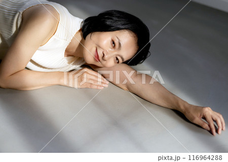 西日の中のミドル女性　　ビューティーイメージ 116964288