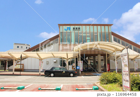 JR倉吉駅の駅前と青空 116964458