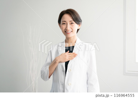 白衣の女性 カメラ目線 白衣の女性 カメラ目線 116964555