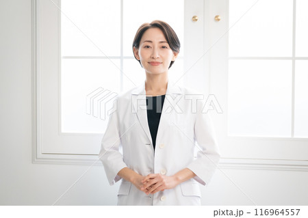 白衣の女性 カメラ目線 白衣の女性 カメラ目線 116964557