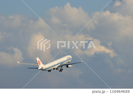 離陸、上昇する旅客機 116964689