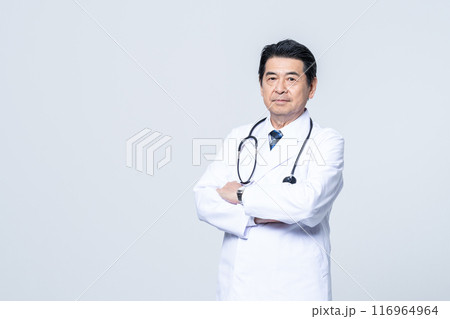 シニアの医師 116964964