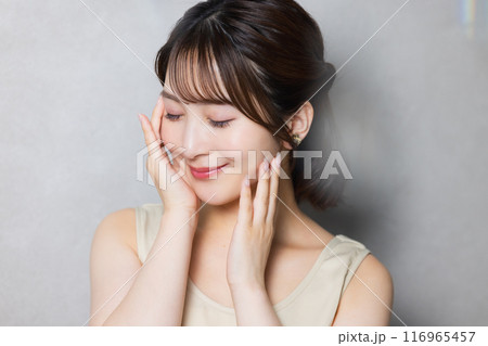 肌の潤いを実感する若い女性 116965457