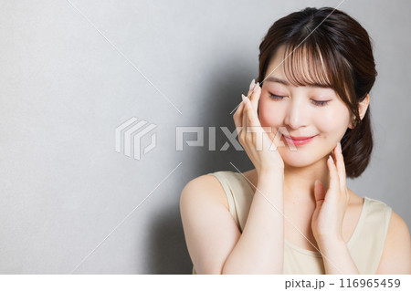 肌の潤いを実感する若い女性 肌の潤いを実感する若い女性 116965459