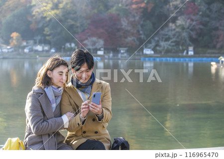 京都を観光する若いカップル 116965470