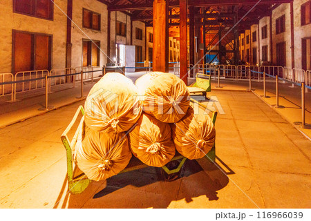 【群馬県】世界遺産・富岡製糸場 国宝東置繭所・室内 【群馬県】世界遺産・富岡製糸場 国宝東置繭所・室内 116966039