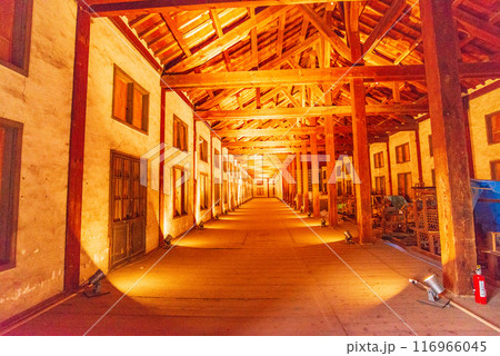 【群馬県】世界遺産・富岡製糸場 国宝東置繭所・室内 【群馬県】世界遺産・富岡製糸場 国宝東置繭所・室内 116966045