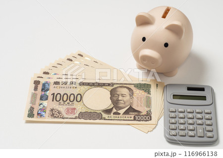 新紙幣で10万円と貯金箱と電卓 新紙幣で10万円と貯金箱と電卓 116966138