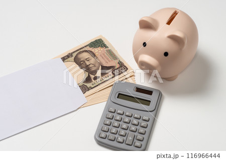 白い封筒に入った新紙幣の10万円と電卓と貯金箱 白い封筒に入った新紙幣の10万円と電卓と貯金箱 116966444