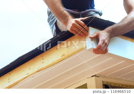 When installing aluminum composite panels at exterior wooden corners, fascia trim will protect wood from damage. 116966510