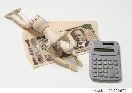 がっくりするデッサン人形と新紙幣と電卓 がっくりするデッサン人形と新紙幣と電卓 116966794