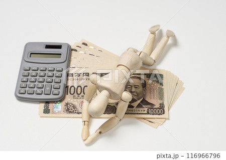 がっくりするデッサン人形と新紙幣と電卓 116966796