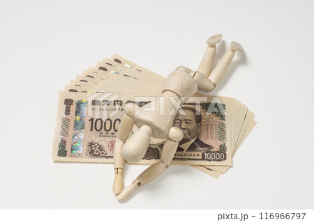 新一万円札の上でがっくりするデッサン人形 116966797